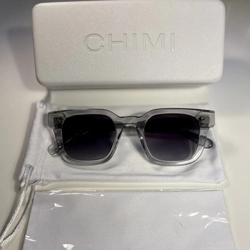 CHIMI 04 GREY, HERR Riktigt snygga glasögon, köpte dem i somras men kom tyvärr inte till användning (nästan helt oanvända alltså).. Övrigt.