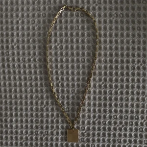 Guldhalsband - Snyggt guldhalsband från NA-KD💛 Aldrig använt! Dm för fler bilder☺️