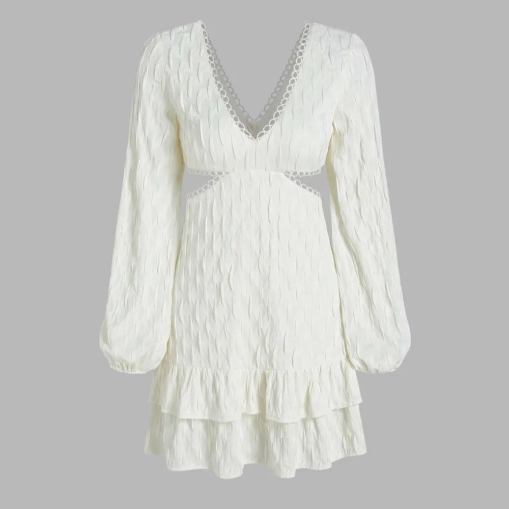 Jättefin vit klänning, köpt från Cider och är helt oanvänd med prislappar kvar💗 Storlek XL men passar som L🤗. Klänningar.