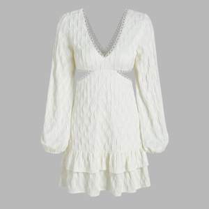 Jättefin vit klänning, köpt från Cider och är helt oanvänd med prislappar kvar💗 Storlek XL men passar som L🤗