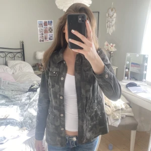 Cool jacka - Jacka med militärmönster och nitar. Super tuff och perfekt till våren/sommaren🫶🏼 Säljer då den inte riktigt är min stil, den är i barnstorlek 146 men skulle säga att den motsvarar en XS/S, jag brukar bära S i tröjor, toppar och jackor💞