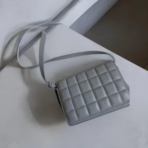 Axelremsväska - Oanvänd väska från H&M i bra skick 