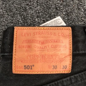 Levis 501 - Säljer ett par Levis 501 som är lite solblekta därav sänkning på priset. Köptes för 1100. Kan sänka priset vid snabb affär.