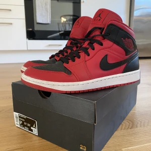 Nike Air Jordan 1 Mid - skorna är i bra skick storlek: 43 