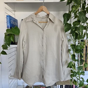 Linneskjorta - Beige linneskjorta från mango. Använd endast enstaka gång. Storlek large men passar mig som brukar ha medium.