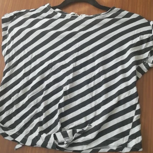 Svartvit randig t-shirt  - Randig T-shirts eller topp från Kappahl storlek 152