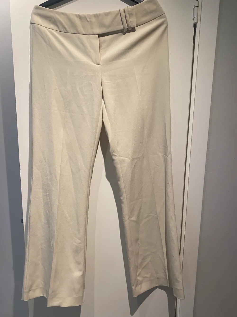 Ett par beiga lågmidjade kostymbyxor med snygg knäpp detalj. Köpta för 400, säljer för 150. (Köparen står för frakten) ❤️. Jeans & Byxor.