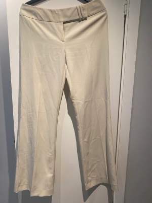 Ett par beiga lågmidjade kostymbyxor med snygg knäpp detalj. Köpta för 400, säljer för 150. (Köparen står för frakten) ❤️