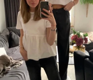 Topp - Säljer denna toppen från Zara! Är i storlek M men passar även S 🩷(Bilderna är lånade) 