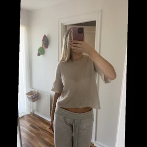 Beige topp - En supersnygg beige T-shirt som inte kommer till användning i märket Stockholm. Är i storlek xs men passar mig som är en s😊❤️‍🔥 nypris: 699kr
