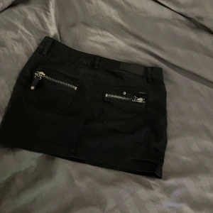 lågmidjad kjol - Säljer min mammas gamla kjol med dragkedjor som detaljer! Det är två fickor på baksidan, den är i storlek 40 men skulle säga att de är liten storlek. Kjolen är lågmidjad!😍Den tvättas innan jag skickar den, skriv för fler bilder!! 150kr+frakt🩷