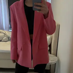 Rosa blazer ifrån Chiquelle, använd nån enstaka gång. Fler bilder skickas vid intresse 🥰