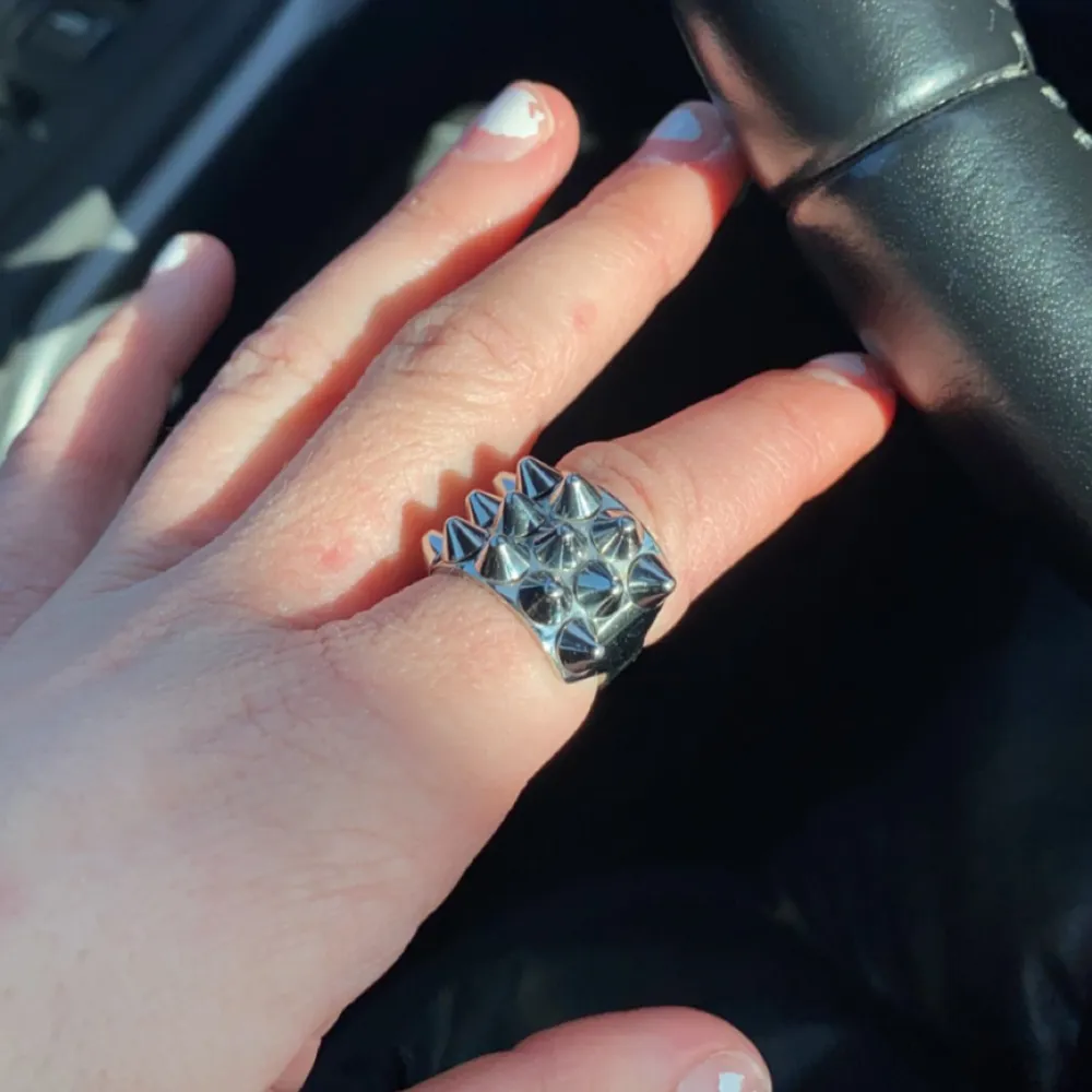 En skitsnygg peak ring ifrån edblad, köpt för någon månad sen men den är lite för liten💕 kom med bud. Accessoarer.