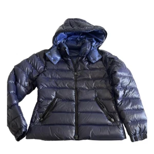 Moncler jacka  - Säljer denna jättefina moncler jacka i modellen Bady i bra skick 💕självklart äkta, storlek 2 som motsvarar s/m passar mig perfekt som är 167 