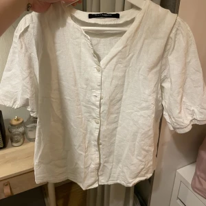 Topp - Vit söt topp med puffärmar från Kappahl strl M💗sparsamt använd! Postar mot köparens bekostnad eller mötes i Stockholm!