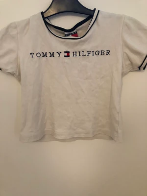 Fin t-skirt -  Jätte Tommy Hilfiger t-Tommy Hilfiger t-shirt som tyvärr inte kommer till användning😍