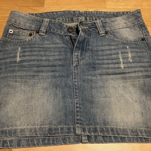 Race Marine - Jeanskjol - En söt jeanskjol med en ”washed out” effekt som är simpel och lätt att styla nu till våren och sommaren! 