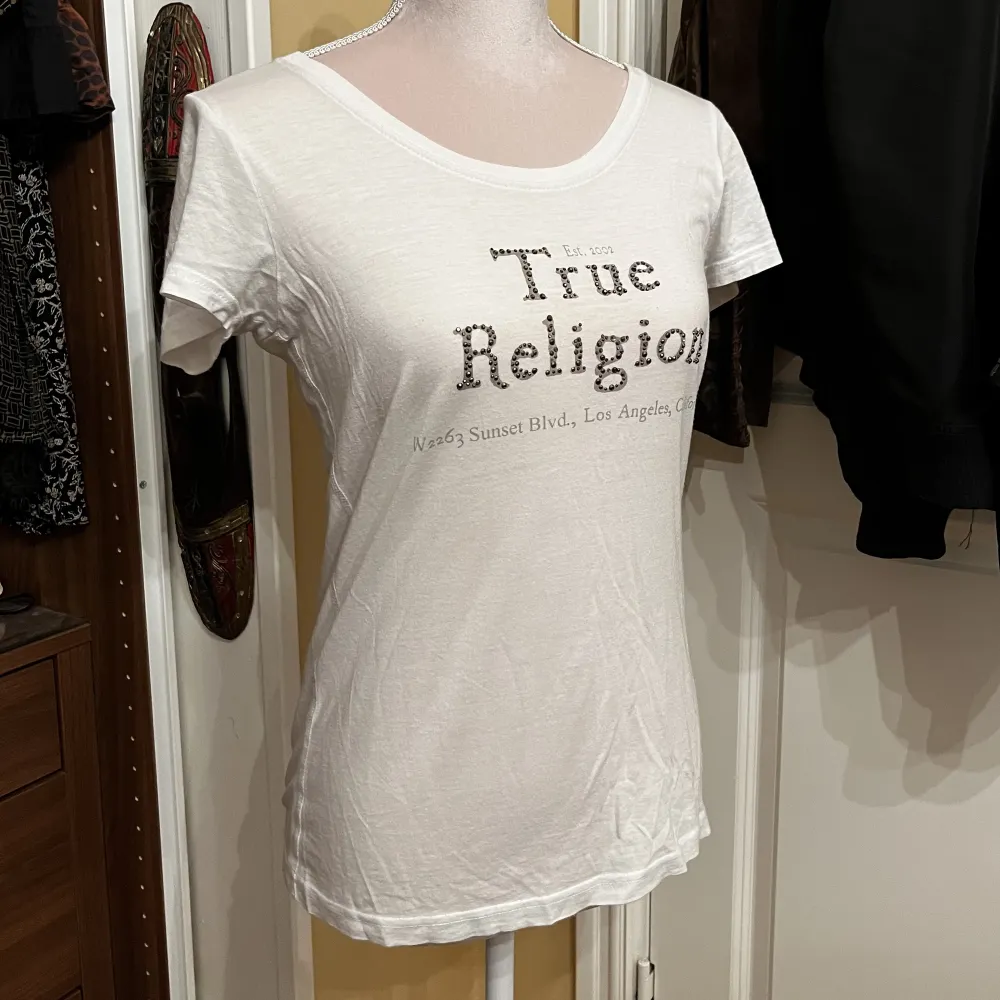 true religion t shirt med tryck i rhinestones. T-shirts.