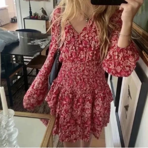 klänning  - Klänning från Zara, aldrig använd. Jag är 169 & bär S i allt o denna passar fint men den är i storlek XS 🌺frakten är spårbar o kostar 59 kr!