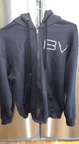 BVALDI tröja  - Storlek M men passar även S Nypris 1099kr Sjukt inne med just BVALDI nu.