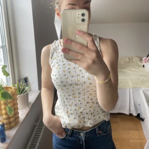 Blommigt linne - Blommigt linne från Zara, vitt med gulliga gula blommor. Strl 164 från barnavdelningen men motsvarar XS! 