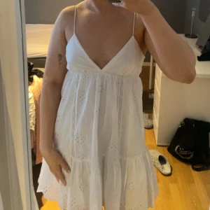 Vit klänning - Vit klänning från Zara som är köpt här på plick! Så gott som ny!