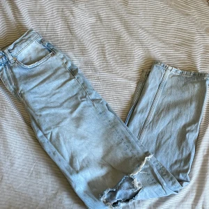 Jeans från Gina  - Skitsnygga jeans från Gina med slitningar på båda knäna. Raka i benen typ och långa. Använda ca 3 gånger. Ljusblå