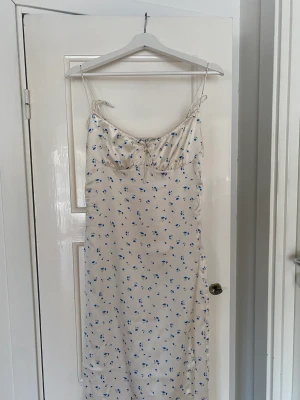 Sommarklänning💙 - Säljer min superfina sommarklänning då den i kommer till användning längre. Den är sparsamt använd, men har fått en defekt vid slitsen (se bild 3) som knappt syns om man intr kollar noga. Nypris 599💙💙