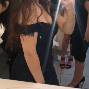 Marinblå spetz kort klänning - Storlek xs, köptes i Södertälje. Använd få tal ggr , slutar över knän om man är runt 160 