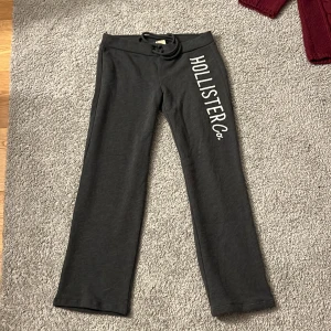 Hollister mjukisbyxor  - As snygga lågmidjade hollister mjukisbyxor!!🥰🥰