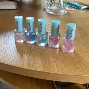 Jag säljer 5 olika nagellack som kostar 40 kr st om du köper 3 så kostar det 105 kr (alltså 15 kr billigare om du inte redan fattat det) De är i färgerna lila, blå, ljusrosa, mörkrosa och genomskinlig.💙💚💛
