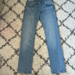 Levi’s 501 jeans - Nästan helt nya Levi’s 501 jeans. 10/10 skick. Storlek W31 L34 Nypris 1100kr Säljer för 600