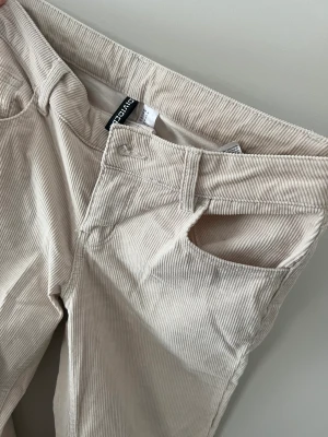 Lågmidjade Manchester byxa hm - Lågmidjade byxor från h&m, utsvängda där nere 