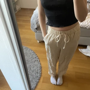 Beigea ”linne”byxor 🤍 - Tryck gärna på ”KÖP NU”. Ljusbeige byxor som ser ut som linnebyxor från hm🤍 Helt i nyskick🖤 gjorda i bla bomull🤍