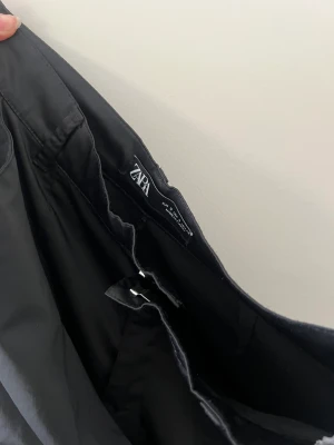 Svarta cargo zara - Cargo byxa ifrån zara, skönt material, jag brukar ha dem Lågmidjade 