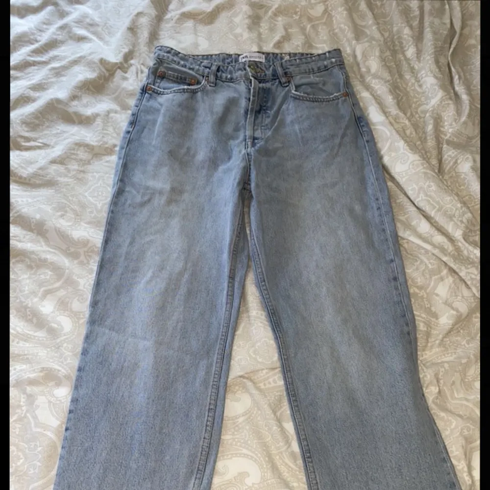 Ljusblåa raka jeans från Zara, i storlek 40/M/L. Använda några gånger, men fortfarande i bra skick.✨ Kan fraktas eller mötas upp, frakten ingår i priset. Det är bara att höra av sig om man vill ha mer bilder eller information😊. Jeans & Byxor.