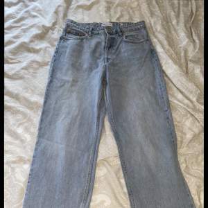 Ljusblåa raka jeans från Zara, i storlek 40/M/L. Använda några gånger, men fortfarande i bra skick.✨ Kan fraktas eller mötas upp, frakten ingår i priset. Det är bara att höra av sig om man vill ha mer bilder eller information😊