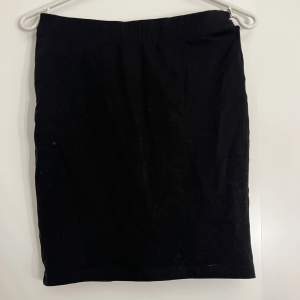 En vanlig tajt svart kjol från Gina tricot😊 Den har tyvärr spräckt i sömmen högst upp Skriv om ni vill ha fler bilder💕