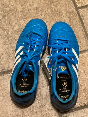  Helt nya Adidas 11pro AG fotbollskor - Aldrig använda fotbollskor. Adidas 11 pro AG.  Storlek 42 2/3 . Tag sitter kvar på skorna. 