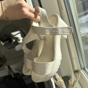 Klackskor  - Vita klackskor storlek 39