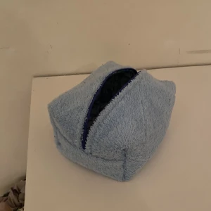 Necessär  - Ljusblå frotté necessär med blommigt blått tyg på insidan, för fler frågor kolla in min instagram @dsgn.as🥰