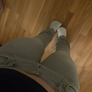 Jeans  - Gråa jeans från ltb som jag knappt använd. Sitter super fint och väldigt stretchigt material, super sköna. 