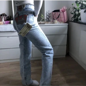 Levi’s jeans - Levi’s jeans, lapparna kvar. Modellen på resterande bilder är 160🤍