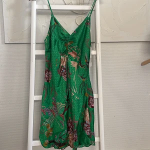 Sommarklänning - Supefin sommarklänning från zara som är oanvänd. Lite silke aktig i materialet. Säljer då den är för liten för mig. Prislappen sitter kvar och orginalpriset är 359