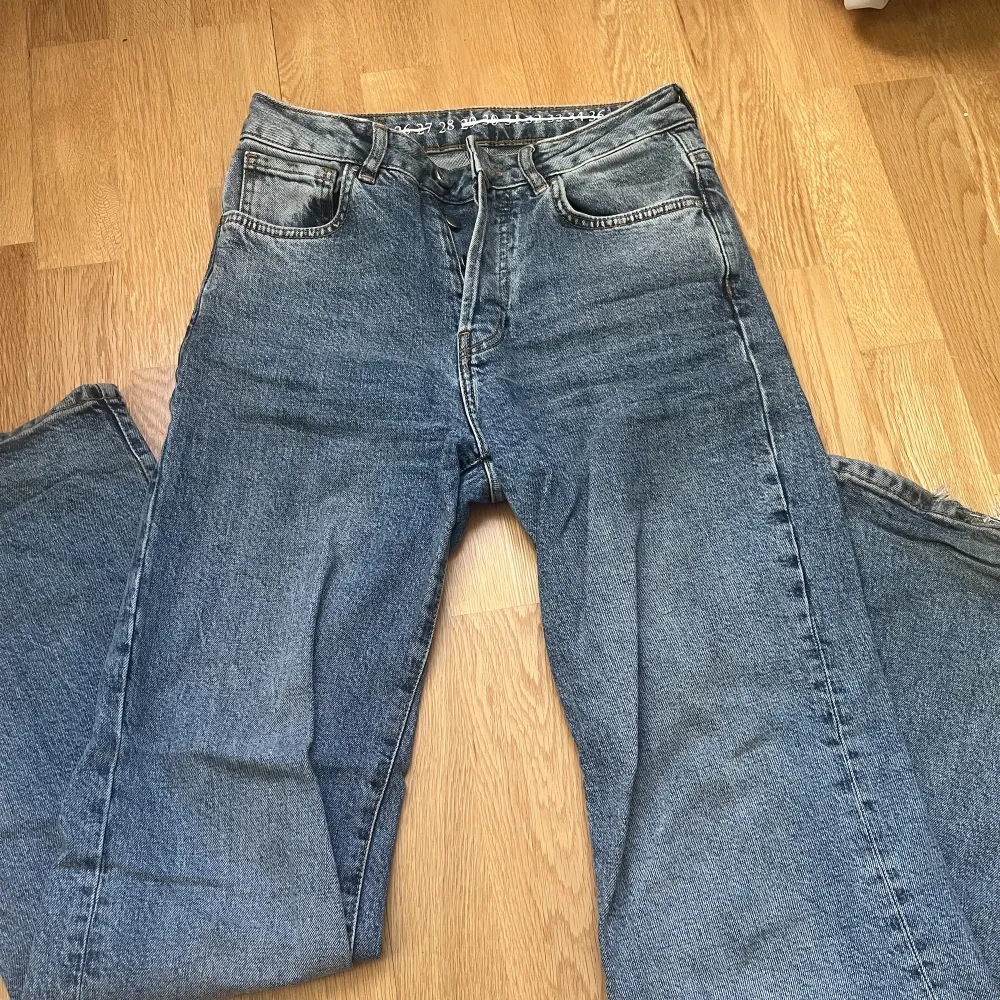 Säljer ett par jeans ifrån Bik Bok då jag aldrig använder de längre, byxorna är i ett bra skick dock med lite slitning längst ner på byxan därav ett nersatt pris😊 . Jeans & Byxor.