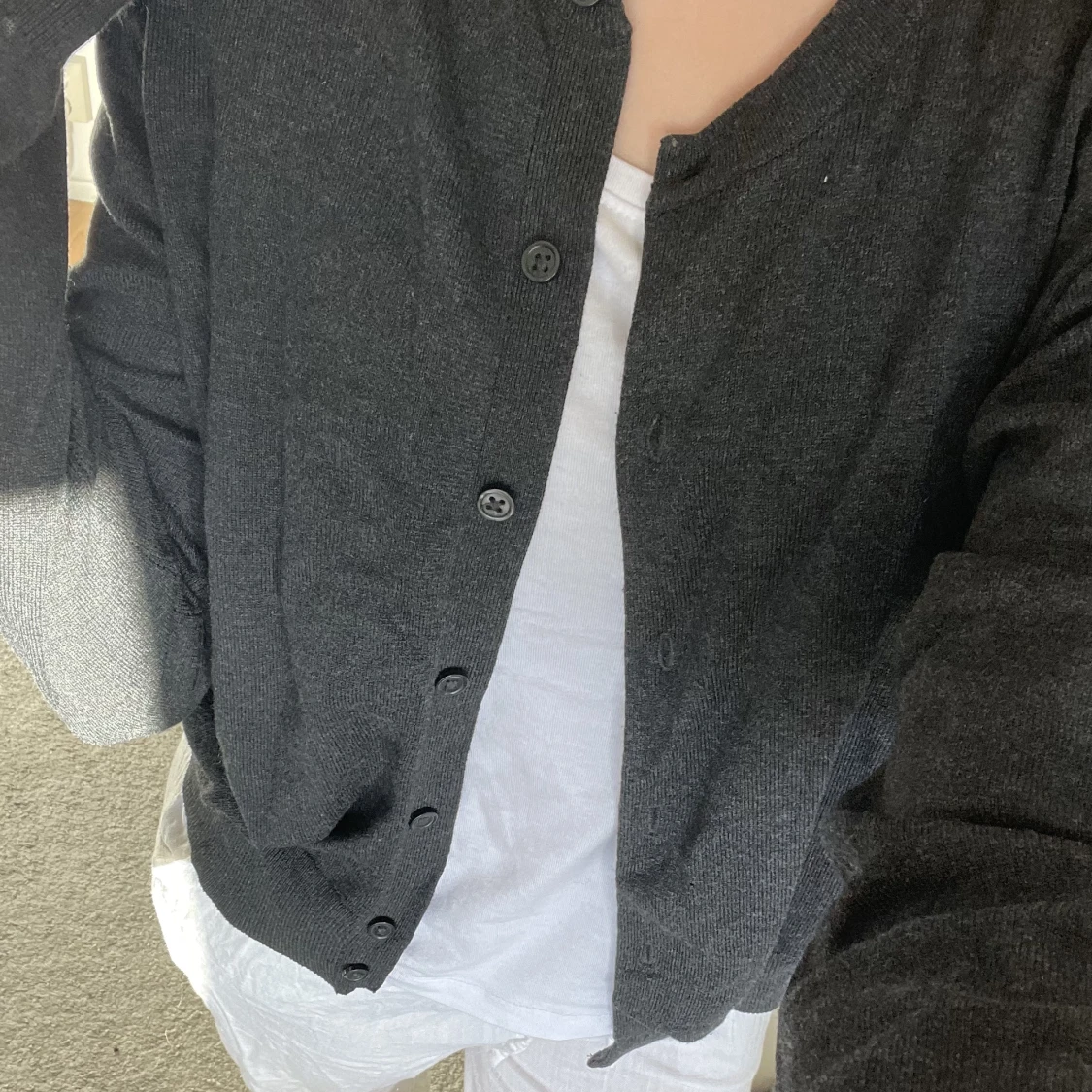 Grå kofta med knappar - 90