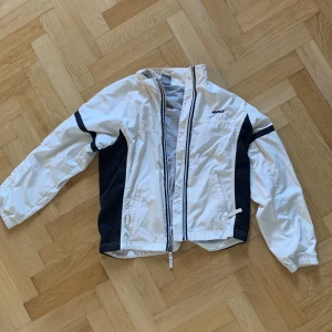 windbreaker - snygg o typ vintage nike windbreaker köpt på beyond retro för typ 100 år sen