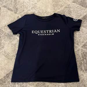 En mörkblå tröja från Equestrian Stockholm i storlek xs/s. Jag har xs och den passar jätte bra. Osäker men kanske att den skulle funka för st M oxå. Köptes för snart ett år sen men är bara använd ca 4 gånger då jag glömmde bort att jag hade den. 
