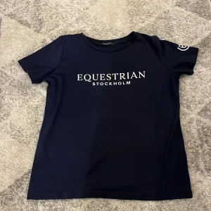 Equestrian Stockholm tröja, xs/s - En mörkblå tröja från Equestrian Stockholm i storlek xs/s. Jag har xs och den passar jätte bra. Osäker men kanske att den skulle funka för st M oxå. Köptes för snart ett år sen men är bara använd ca 4 gånger då jag glömmde bort att jag hade den. 