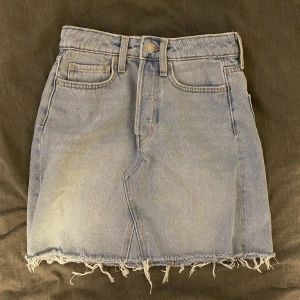 Jeanskjol - Ljusblå jeanskjol från hm som blivit för liten för mig. Storlek 34 / xs 💕💕